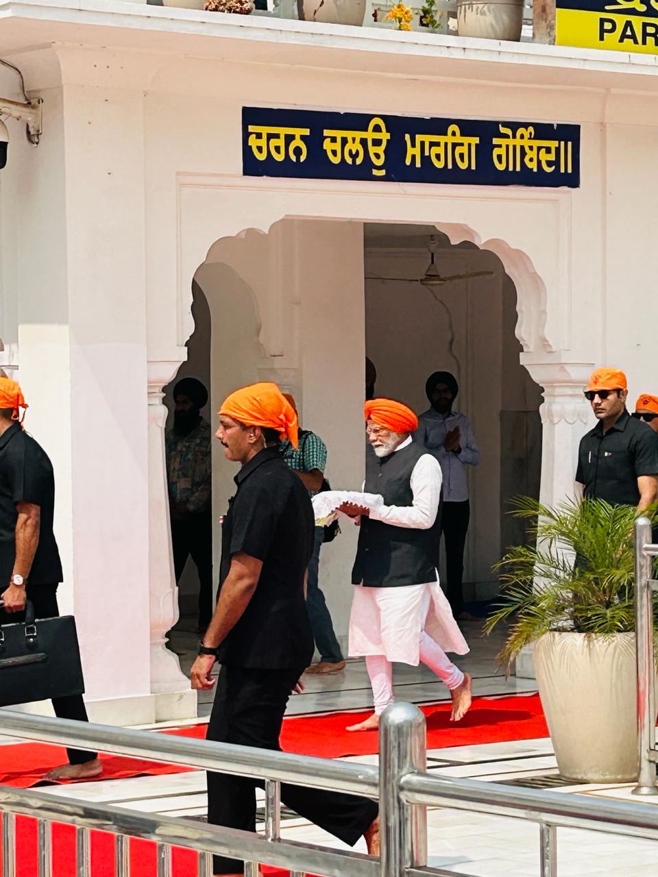 तख्त साहिब में नतमस्तक हुए पीएम मोदी, खुद बनाया प्रसाद और की लंगर की सेवा