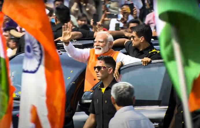 सुख से जियो, रोटी खाओ, वरना मेरी गोली तो है ही: पीएम मोदी का पाकिस्तान को कड़ा संदेश