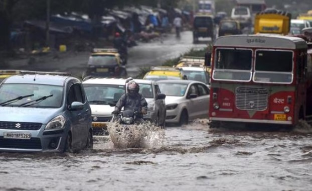 मुंबई में भारी बारिश ने मचाई तबाही, सड़कों पर जलजमाव; ट्रेन सेवा भी प्रभावित