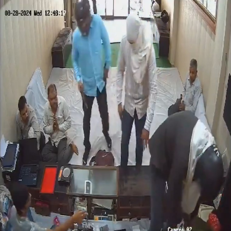 सुल्तानपुर डकैती कांड का CCTV फुटेज जारी, देखिये कैसे असलहे की नोक पर वारदात को दिया था अंजाम