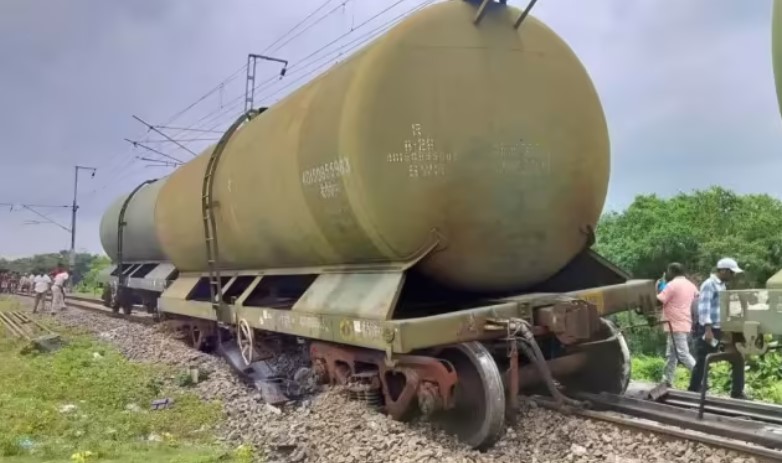 कटिहार में मालगाड़ी दुर्घटनाग्रस्त, ऑयल से भरे 5 टैंकर पटरी से उतरे; बड़ा हादसा टला