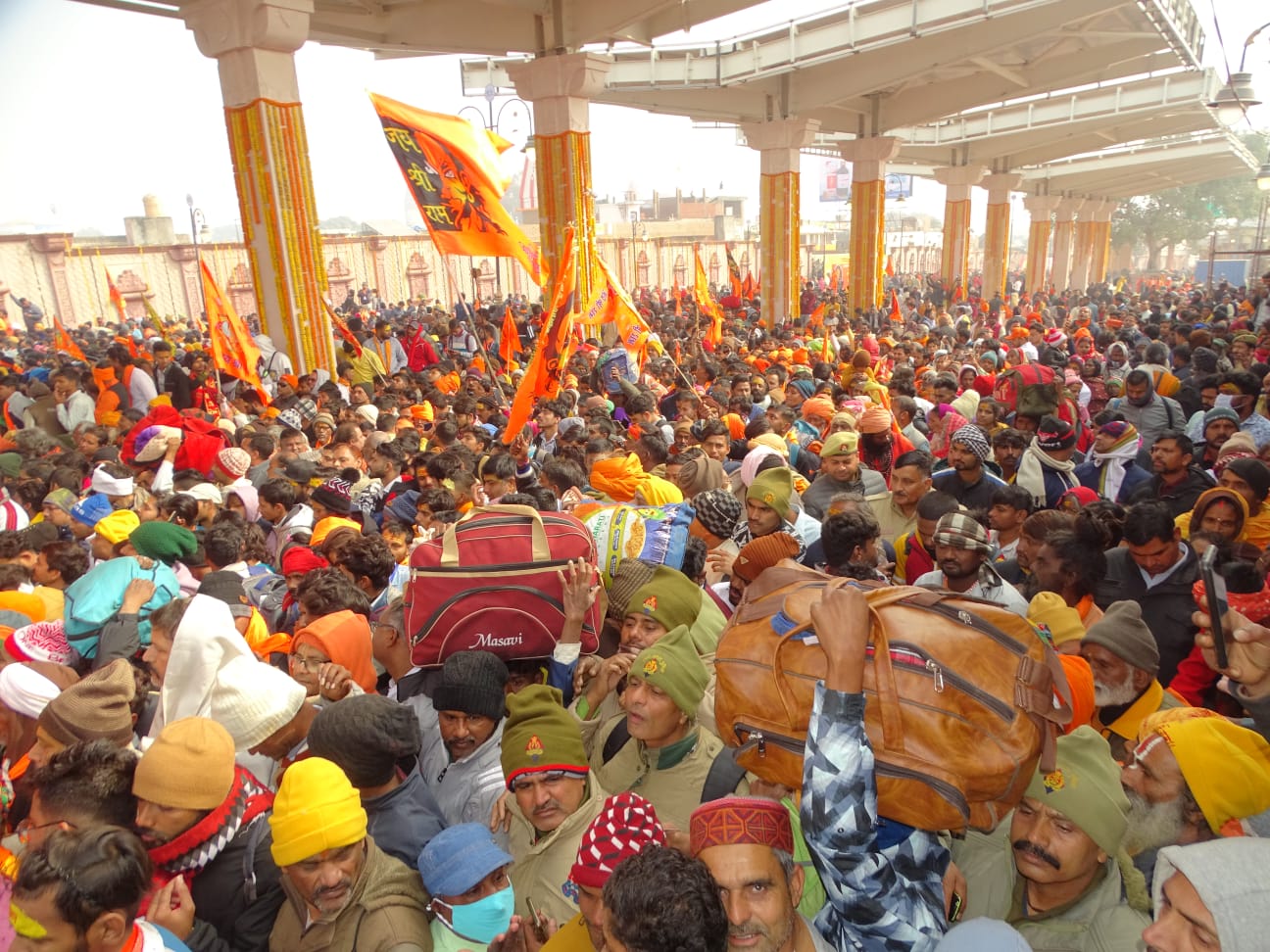 पहले दिन 5 लाख श्रद्धालुओं ने किये रामलला के दर्शन,व्यवस्था देखने सीएम योगी खुद पहुंचे अयोध्या