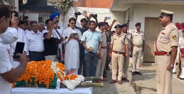 Sharda Sinha Last Rites: पंचतत्व में विलीन हुईं शारदा सिन्हा, बेटे ने दी मुखाग्नि; राजकीय सम्मान के साथ हुआ अंतिम संस्कार