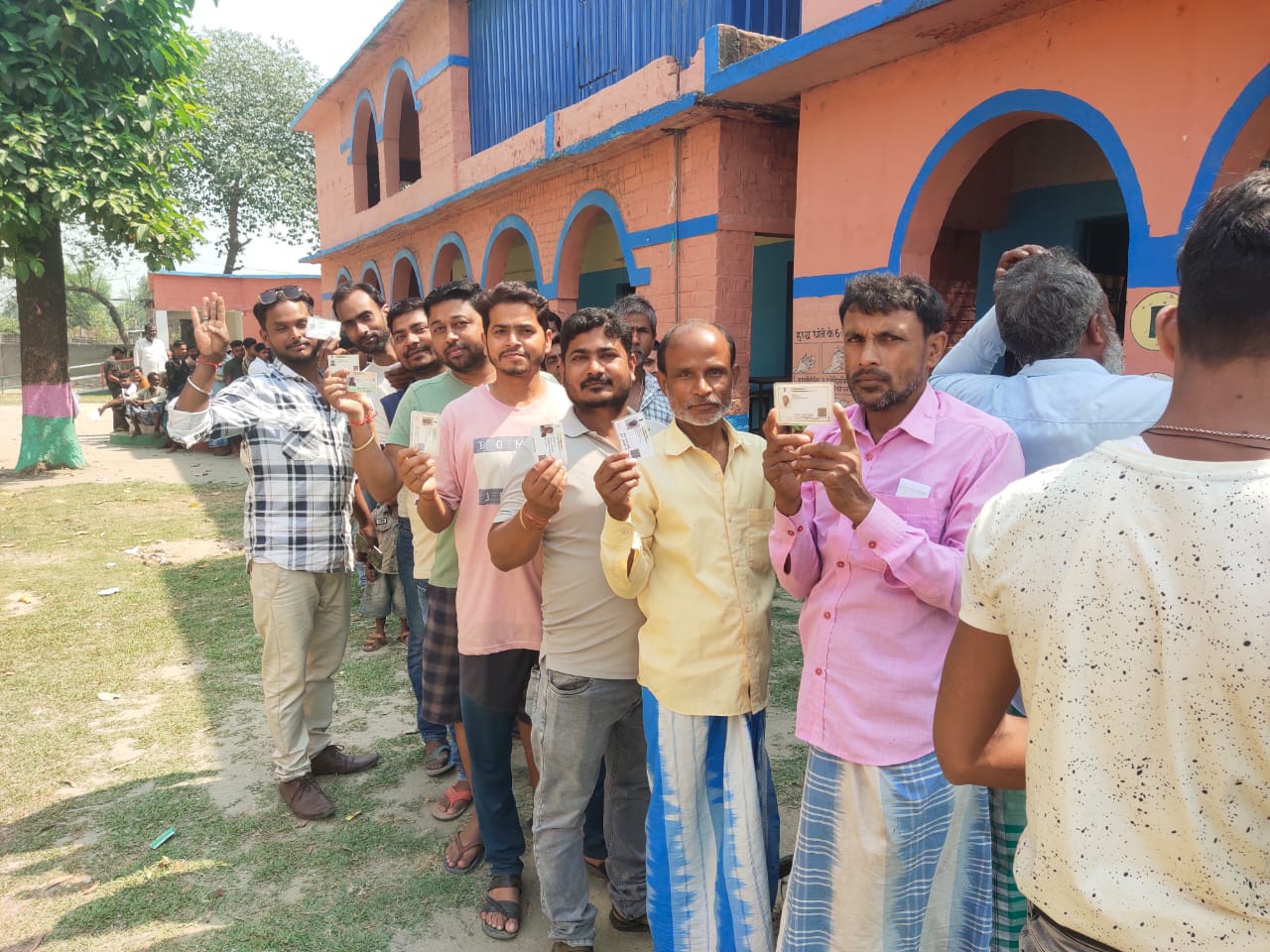 बिहार की पांच लोकसभा सीटों पर कड़ी सुरक्षा के बीच मतदान जारी, पोलिंग बूथ पर सुबह से लगी कतारें