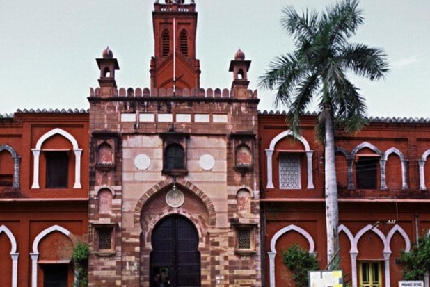 AMU में फायरिंग, बाइक सवार बदमाशों ने 2 कर्मचारियों को मोरी गोली