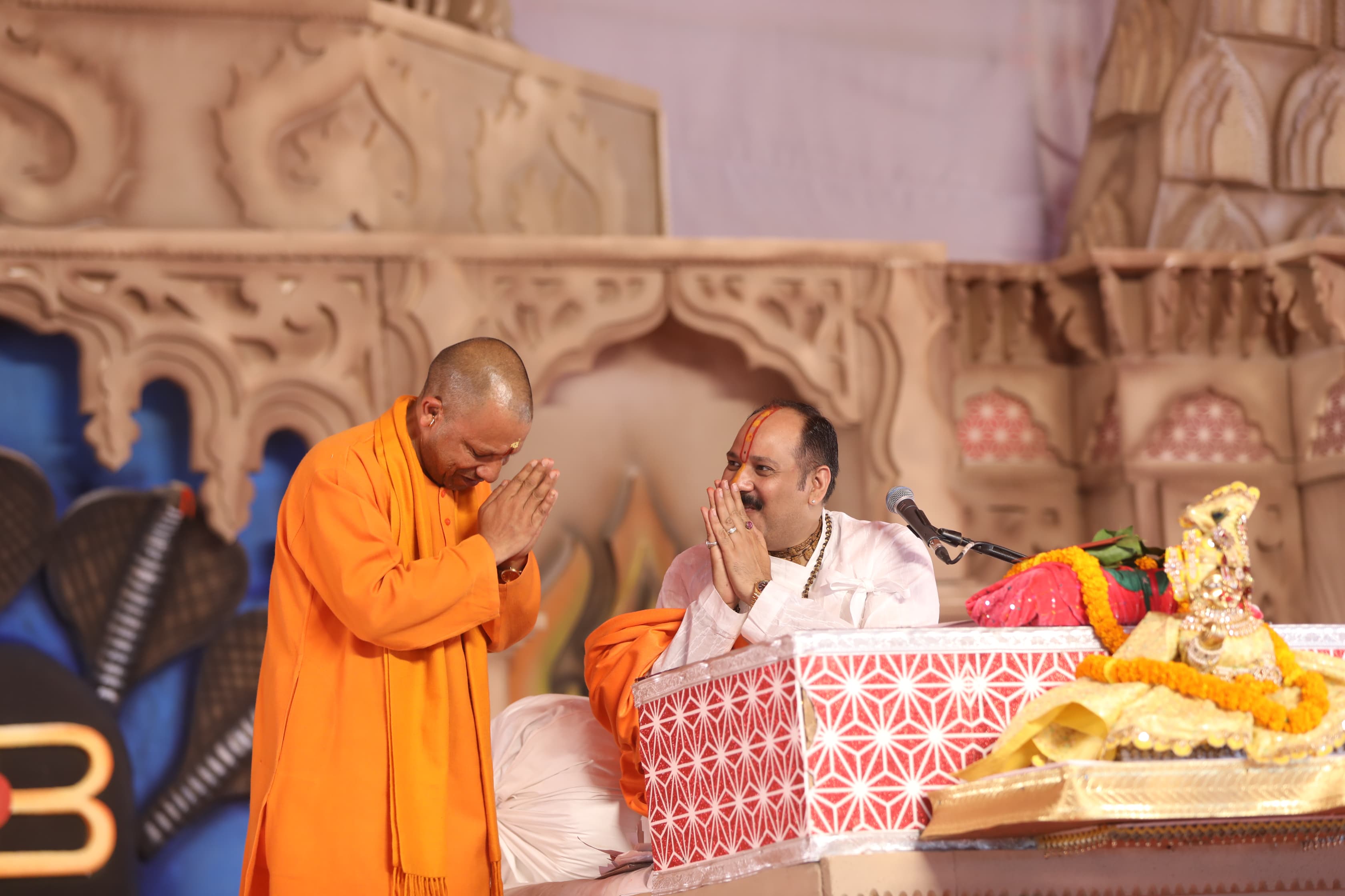 वाराणसी पहुंचे सीएम योगी, पंडित प्रदीप मिश्रा की शिव महापुराण कथा में हुए शामिल