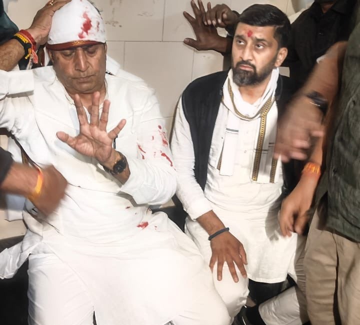 VIDEO: महाराष्ट्र के पूर्व गृहमंत्री के काफिले पर पथराव, अनिल देशमुख का सिर फूटा