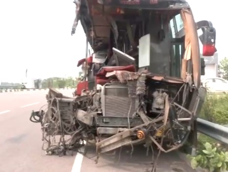 यूपी के उन्नाव में भीषण सड़क हादसा, बस और ट्रक की भिड़ंत; 18 लोगों की मौत, 19 घायल
