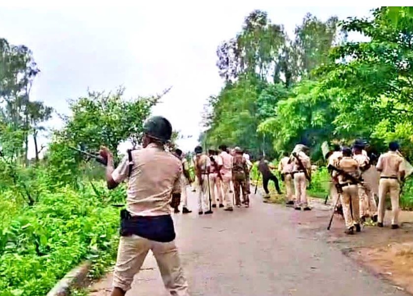 रोहतास में गोल्ड कारोबारी की हत्या के बाद बवाल, पब्लिक ने किया पथराव; पुलिसकर्मी समेत कई घायल