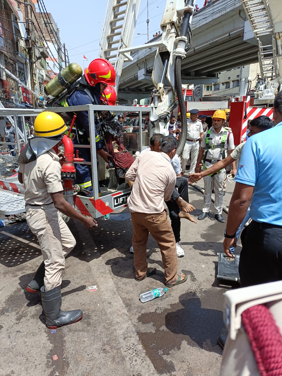 पटना स्टेशन के पास होटल में लगी भीषण आग, 2 महिला समेत 6 लोगों की मौत; कई लोगों को सुरक्षित निकाला गया
