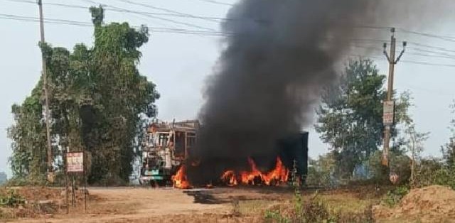 तेज रफ्तार ट्रक ने स्कूल वाहन को मारी टक्कर, 4 छात्रों की मौके पर मौत; गुस्साए लोगों ने गाड़ी को फूंका