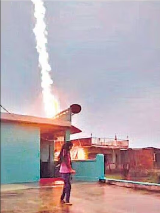 बारिश में भीगकर रील बना रही थी लड़की, तभी गिरी आकाशीय बिजली; बाल-बाल बची जान