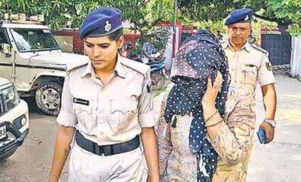 प्रेमी के प्यार में अंधी हुई शादीशुदा महिला, बोली- घर से निकलते लिपट जाती थी बेटी, इसलिए मार डाला