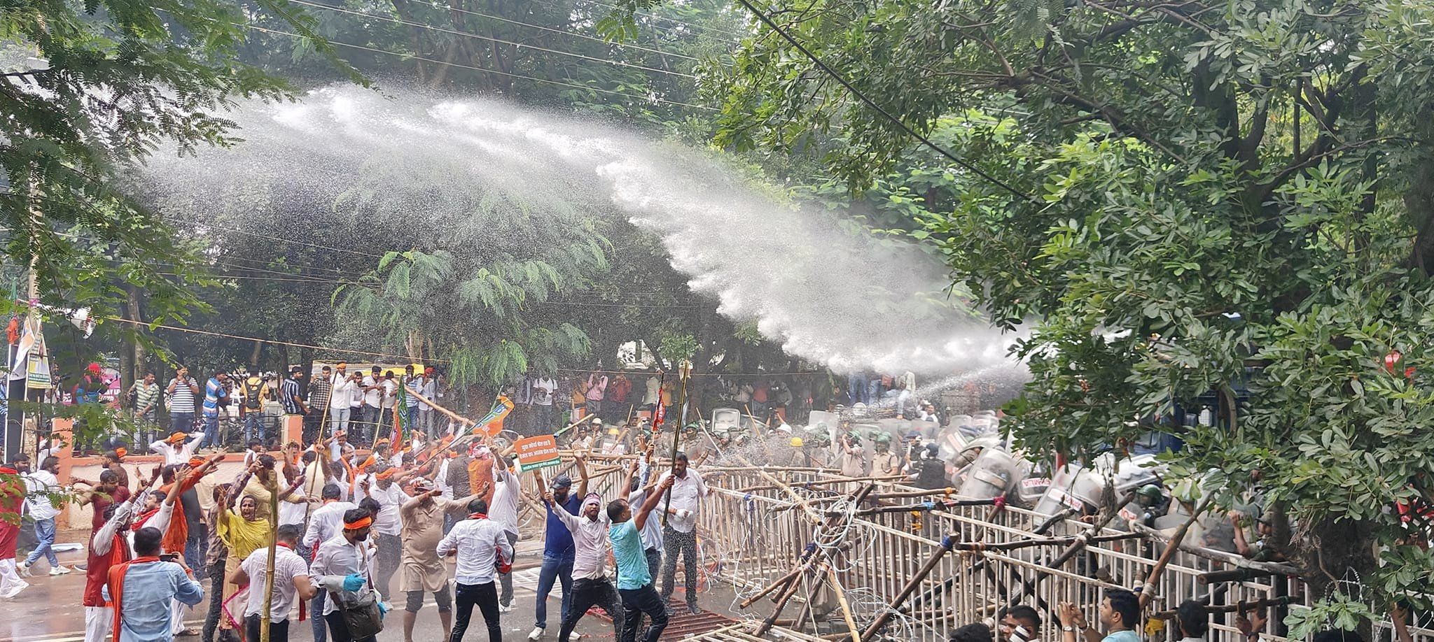 रांची में BJYM कार्यकर्ताओं पर पुलिस ने छोड़े आंसू गैस के गोले, विधायक समेत कई कार्यकर्ता घायल