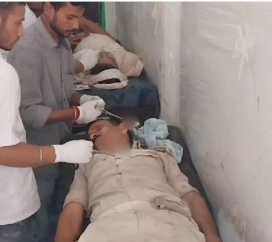 बिहार में बेखौफ शराब तस्कर!  रेड मारने पहुंची पुलिस टीम पर हमला, आधा दर्जन पुलिसकर्मी घायल