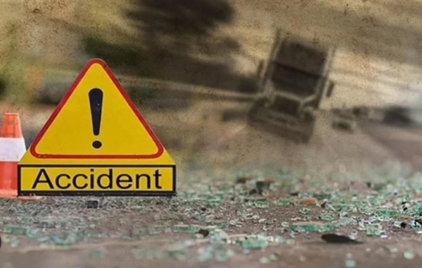 बिजनौर में सड़क हादसा, सांड को बचाने में पेड़ से टकराकर पलटी कार; 3 दोस्तों की दर्दनाक मौत