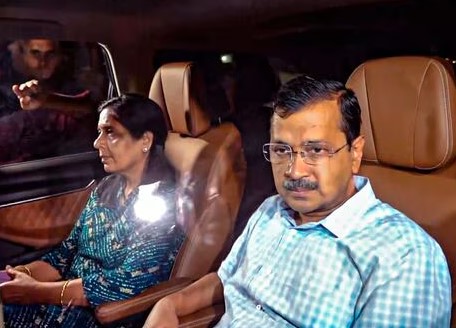 ईडी ऑफिस पहुंची सुनीता, पति अरविंद केजरीवाल से की मुलाकात 