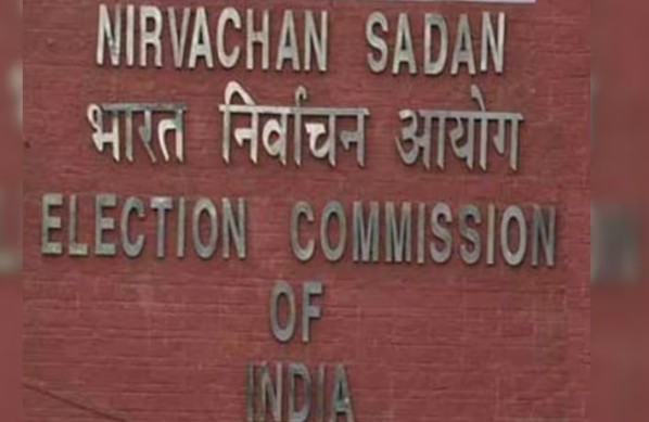 UP ByPolls: वोटिंग के बीच अखिलेश यादव की शिकायत पर EC ने लिया एक्शन, कई पुलिसकर्मी निलंबित