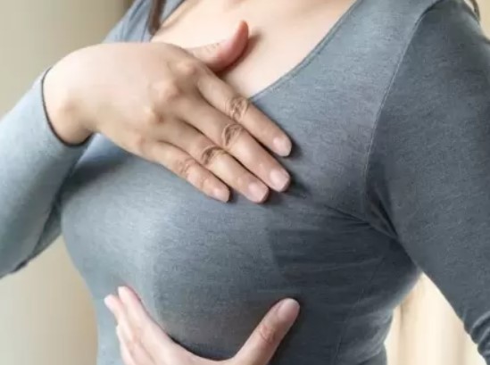 ब्रेस्ट कैंसर से बचना है तो महिलाएं कराएं नियमित रूप से स्तन की जांच