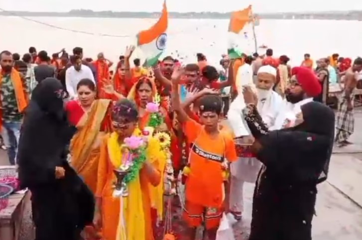 मुस्लिम महिलाओं ने कांवड़ियों पर बरसाए फूल, हाथों में तिरंगा लेकर लगाए देशभक्ति के नारे