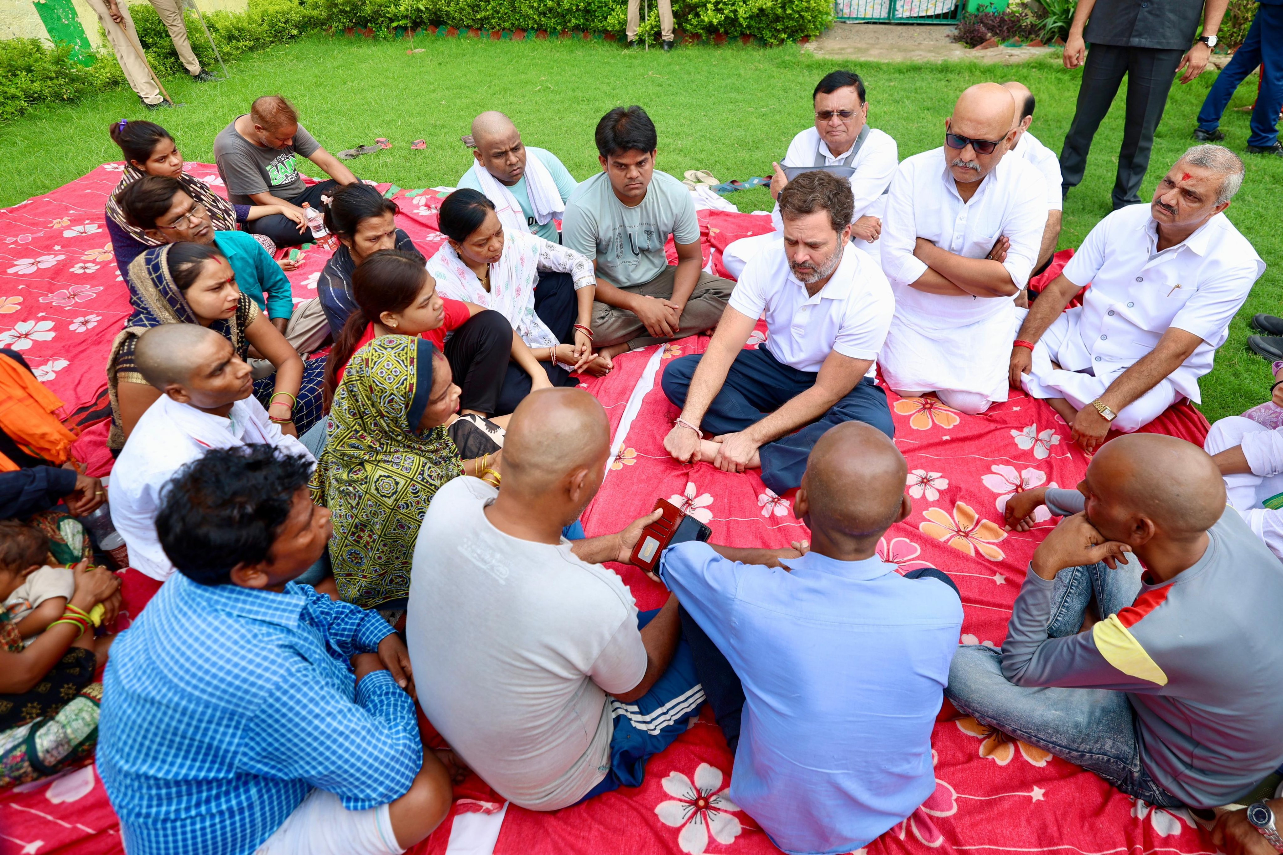 हाथरस सत्संग हादसा: पीड़ित परिवारों से मिले राहुल गांधी, दिया मदद का भरोसा; कहा- हादसे को राजनीतिक रंग नहीं देना चाहता