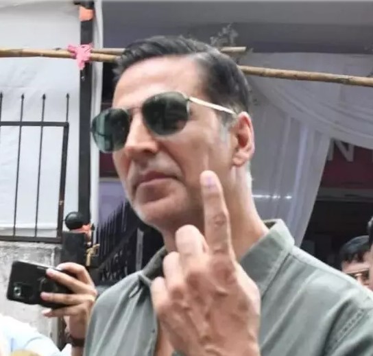 अक्षय कुमार, फरहान अख्तर और राजकुमार राव समेत फिल्मी हस्तियों ने किया मतदान