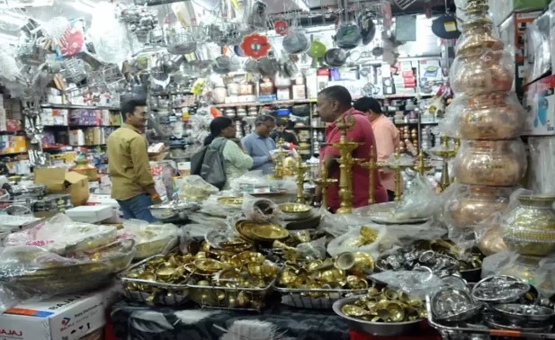 धनतेरस को लेकर बाजारों में रौनक, बर्तन, गहने और गाड़ियों की खरीदारी कर रहे लोग