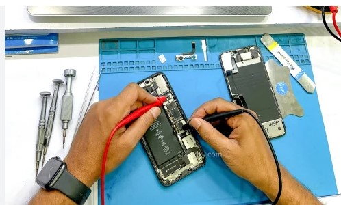 महिला को मोबाइल रिपेयरिंग करवाना पड़ा महंगा, दुकानदार ने कर दिया कांड