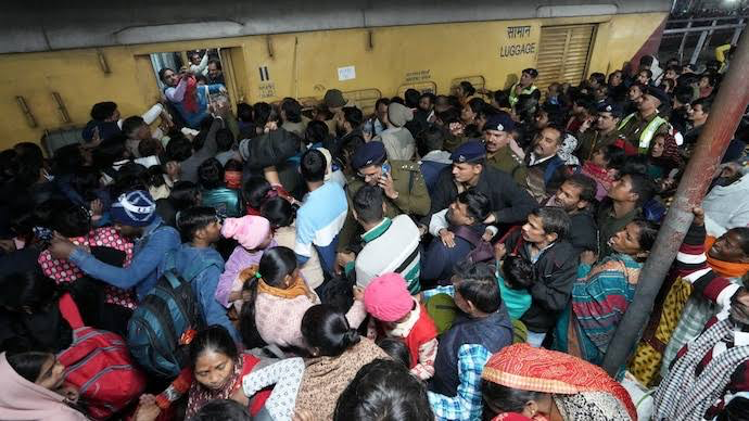 प्रयागराज जाने को लेकर रांची स्टेशन पर भारी भीड़।