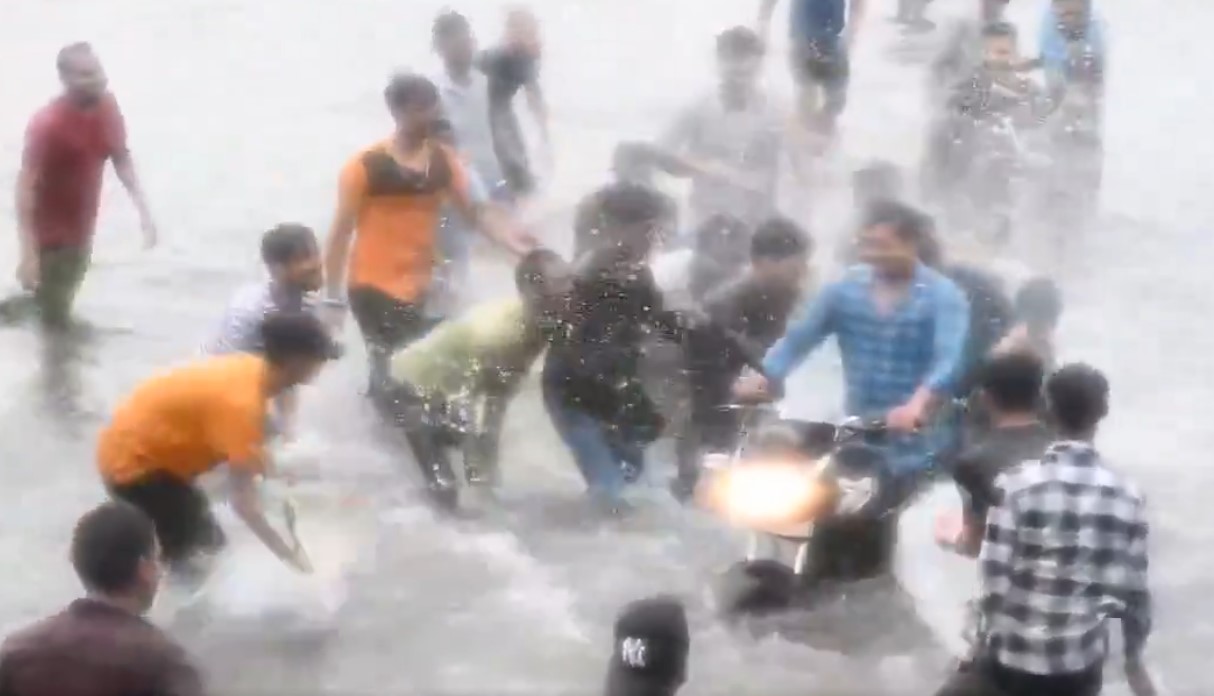 बारिश में हुड़दंग पर योगी सरकार की बड़ी कार्रवाई, पूरी चौकी सस्पेंड; 4 आरोपी अरेस्ट