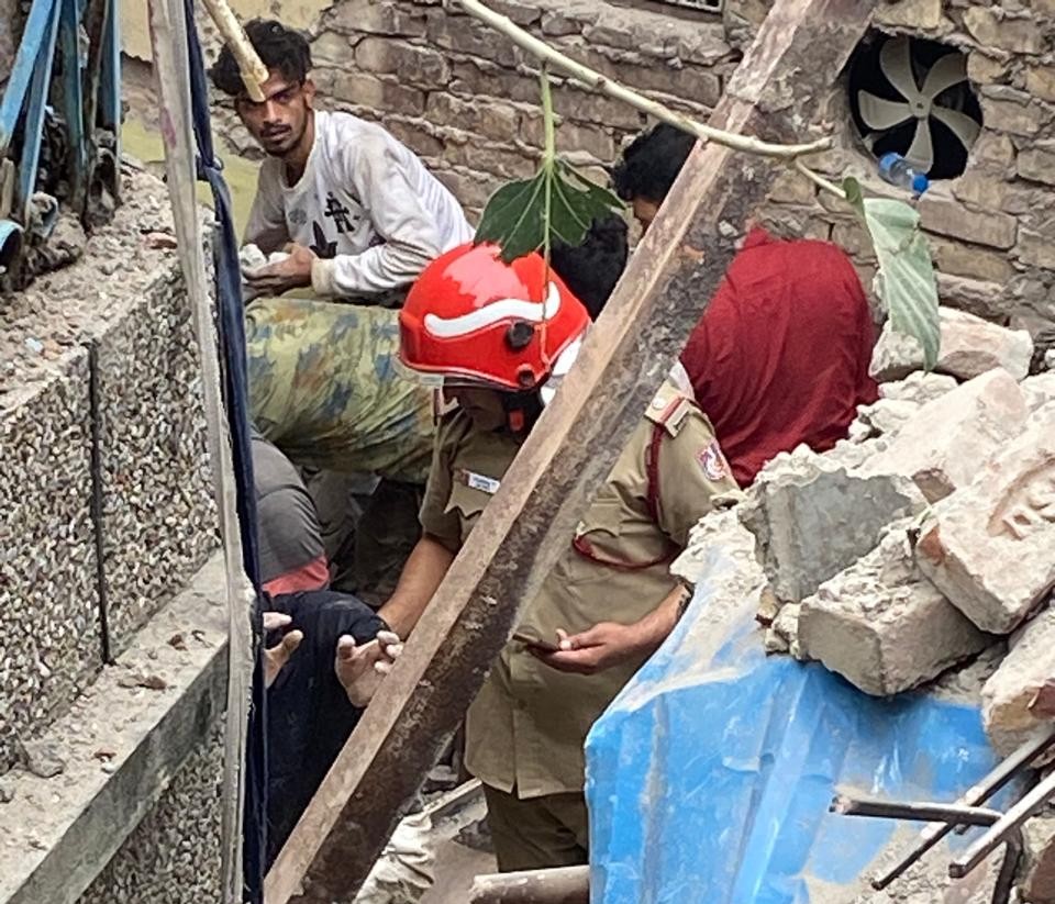 दिल्ली के करोल बाग में भरभराकर गिरा बिल्डिंग का एक हिस्सा, 3 लोगों की मौत; 14 घायल