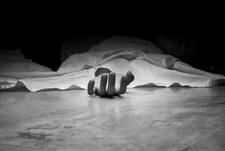 बैंक के सहायक प्रबंधक ने की खुदकुशी, पत्नी और बच्चों को दूसरे कमरे में बंद कर लगा ली फांसी