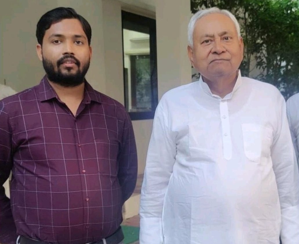 नीतीश कुमार से मिले खान सर, जेडीयू से चुनाव लड़ने की अटकलें तेज