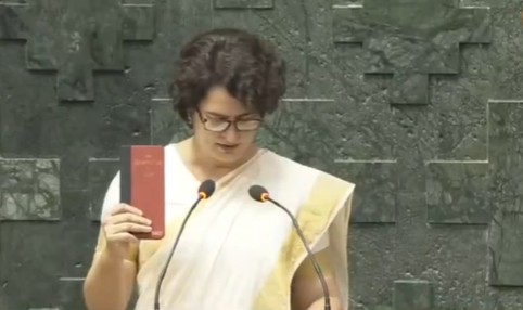 मैं प्रियंका गांधी वाड्रा... वायनाड से सांसद Priyanka Gandhi ने हिंदी में ली शपथ, हाथ में लिए रहीं संविधान