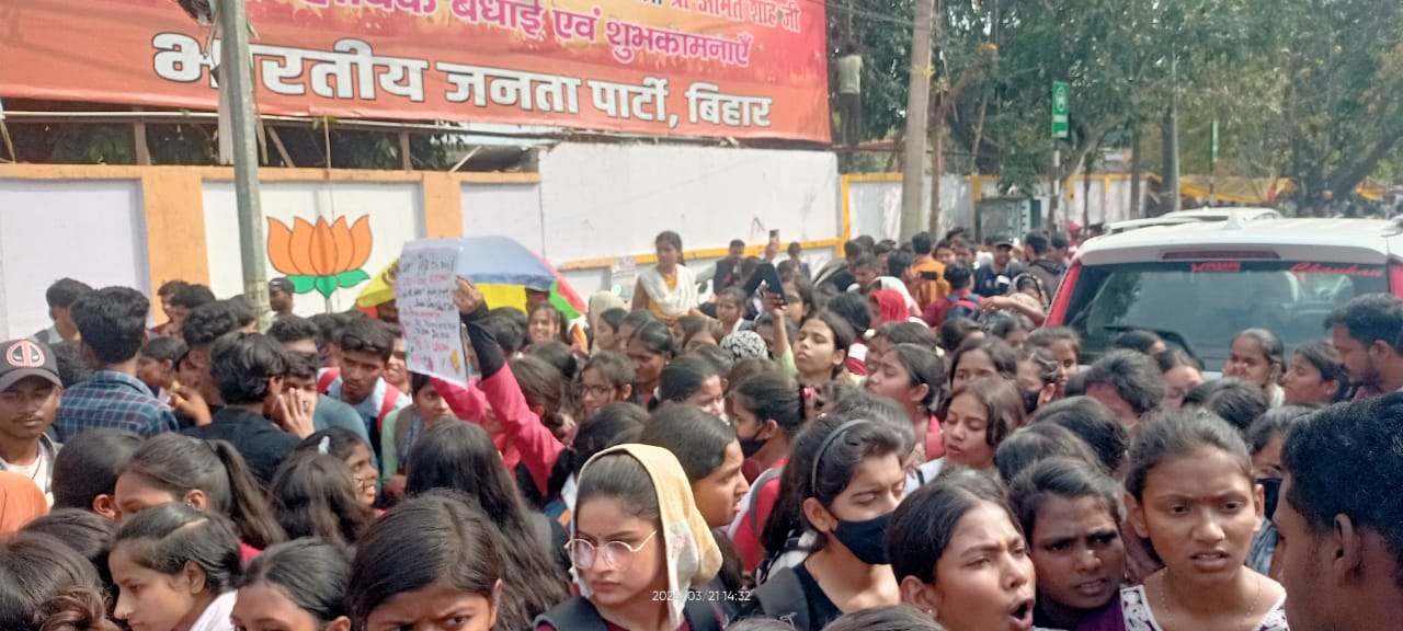 पटना में बीजेपी जेडीयू ऑफिस के बाहर छात्रों ने किया प्रदर्शन, सम्राट चौधरी के आश्वासन के बाद हटे