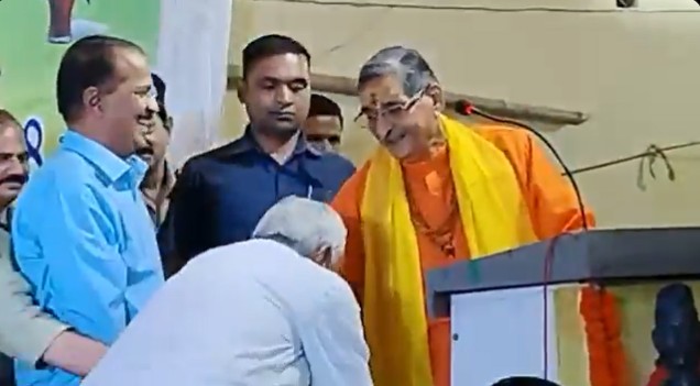 नीतीश कुमार ने फिर चौंकाया, BJP नेता आरके सिन्हा के छू लिए पैर; Video वायरल