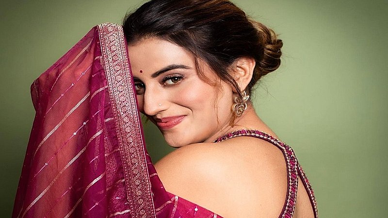 अक्षरा सिंह की बढ़ी मुश्किलें, कोर्ट ने जारी किया गैर-जमानती वारंट; गिरफ्तारी का आदेश