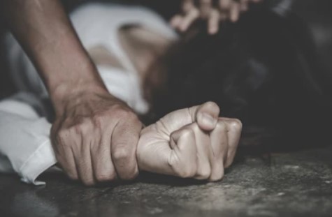 शर्मनाक! अपनी आंखों के सामने ही पति ने दोस्त से कराया पत्नी का रेप, वीडियो बना करने लगा ब्लैकमेल