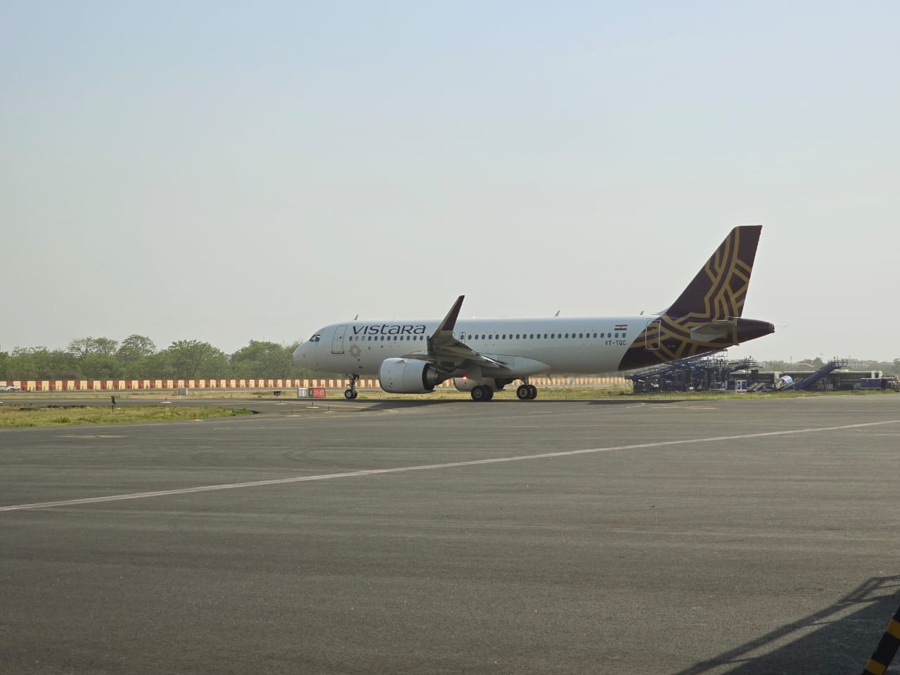 पटना एयरपोर्ट: उड़ान भरने से पहले विमान के इंजन में आई खराबी, यात्रियों ने किया हंगामा