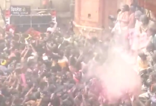 महादेव की नगरी काशी में दिखा होली का जबरदस्त खुमार, विदेशी पर्यटकों पर भी चढ़ा बनारसी रंग