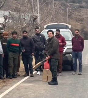सचिन तेंदुलकर ने कश्मीर में खेला गली क्रिकेट, युवाओं संग ली सेल्फी