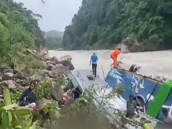 नेपाल में 40 यात्रियों को लेकर जा रही बस नदी में गिरी, 14 शव बरामद
