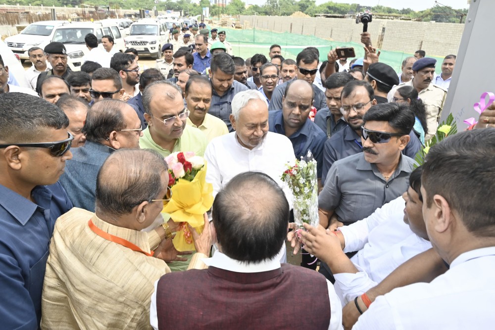 'मुख्यमंत्री के कमांडो ने धक्का देकर भगाया', आरा में सीएम नीतीश से मिलने पहुंचे सांसद का आरोप