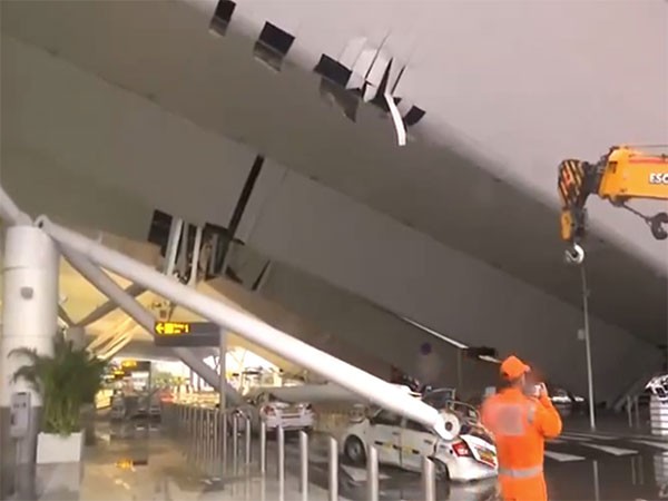 IGI एयरपोर्ट पर हादसा, टर्मिनल 1 की छत का एक हिस्सा गिरा; 1 की मौत, 6 घायलगिरने से छह लोग घायल