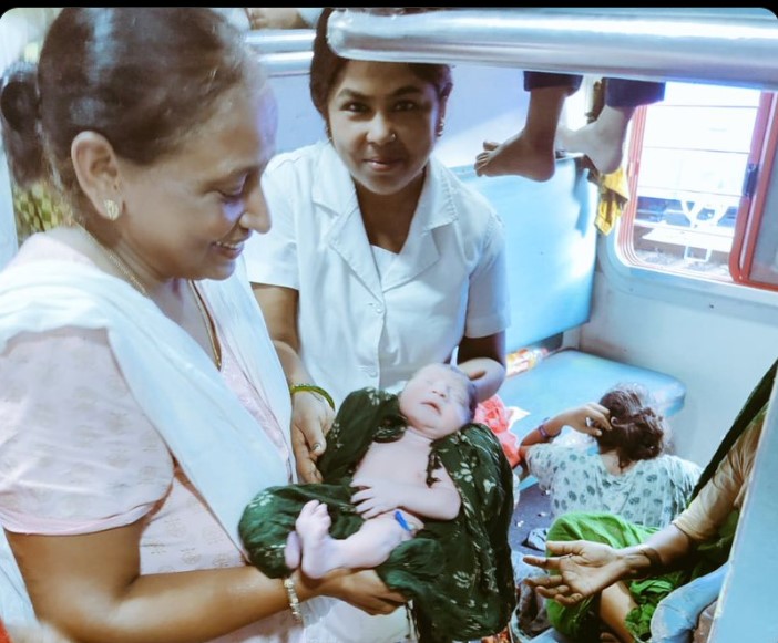 जन्माष्टमी के दिन वैशाली एक्सप्रेस में मुन्नी खातून ने दिया बेटे को जन्म, खुशी से बोल उठे परिजन; आ गए कान्हा जी...