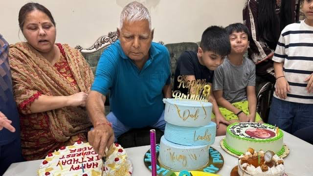 लालू प्रसाद यादव का 78वां जन्मदिन,पटना में राबड़ी आवास पर जश्न का माहौल तेजस्वी और परिवार ने काटा केक