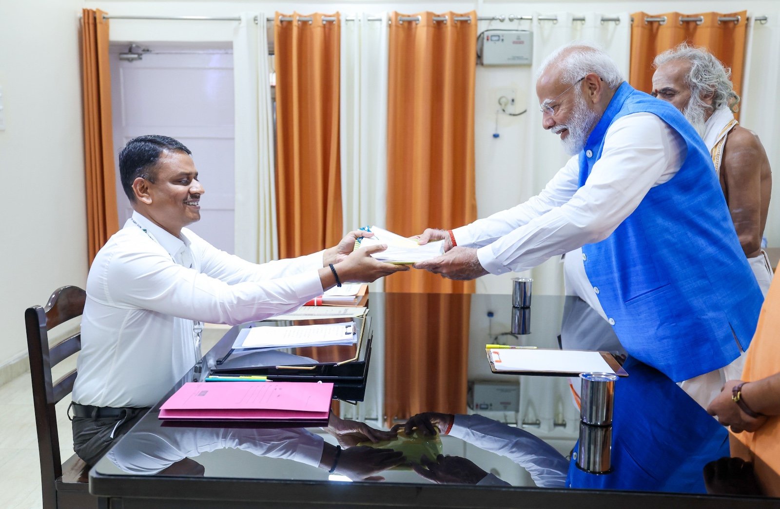 PM मोदी ने वाराणसी से नामांकन पत्र दाखिल किया, योगी, शाह व नड्डा समेत कई दिग्गज रहे मौजूद