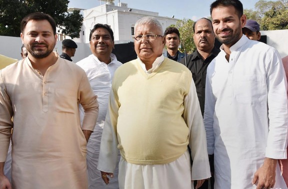 LAND FOR JOB SCAM में पहली बार तेज प्रताप का आया नाम, समन जारी; लालू-तेजस्वी को भी 7 अक्टूबर को पेश होने का आदेश