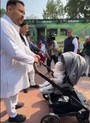 जन विश्वास यात्रा पर निकलने से पहले तेजस्वी ने लालू-राबड़ी से लिया आशीर्वाद, बेटी को किया दुलार; नीतीश पर बोला हमला