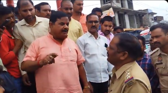 VIDEO: यूपी पुलिस के खिलाफ धरने पर बैठे बीजेपी विधायक, जमकर बवाल; क्या है पूरा मामला?